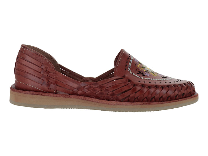 Zapato huarache de cuero tejido color rojo oscuro con detalles bordados y suela beige.
