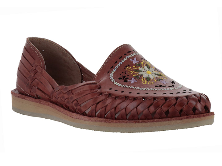 Zapato huarache de cuero tejido color rojo oscuro con detalles bordados y suela beige.