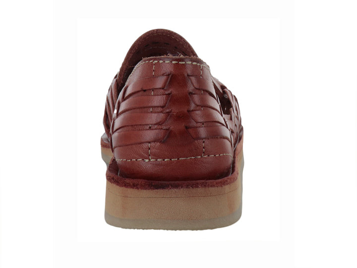 Zapato huarache de cuero tejido color rojo oscuro con detalles bordados y suela beige.