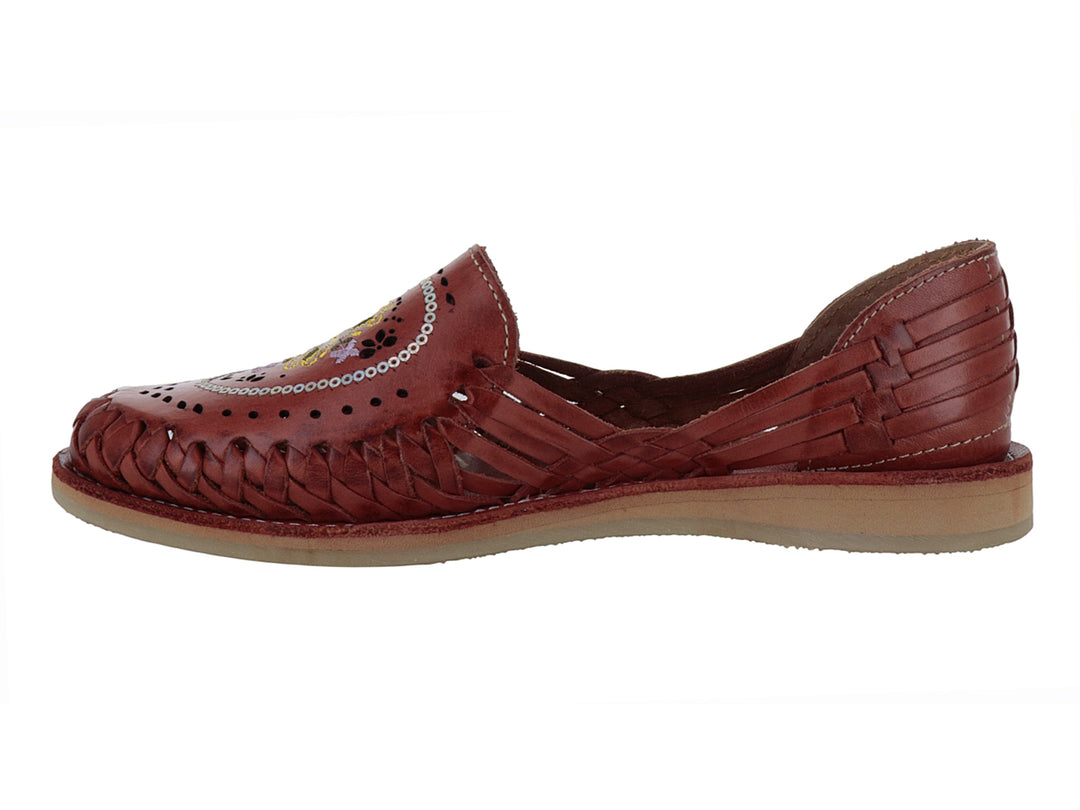 Zapato huarache de cuero tejido color rojo oscuro con detalles bordados y suela beige.