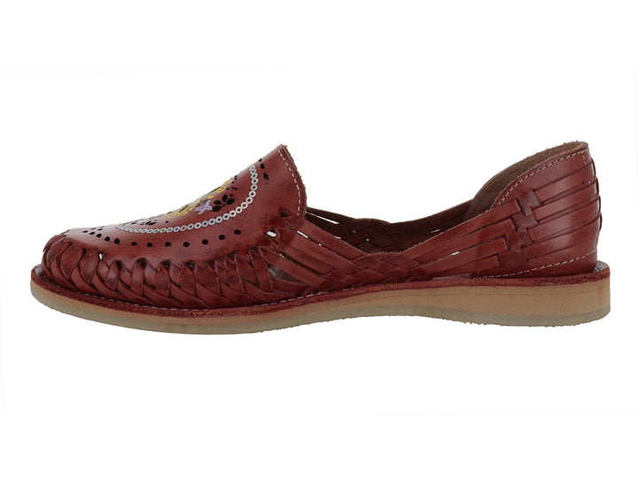 Zapato huarache de cuero tejido color rojo oscuro con detalles bordados y suela beige.