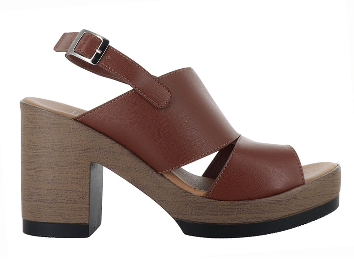 Sandalia de plataforma color tan con tacón cuadrado efecto madera y correa ajustable.