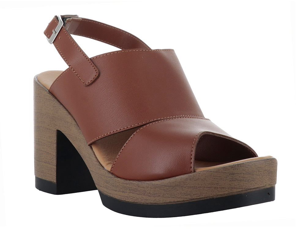 Sandalia de plataforma color tan con tacón cuadrado efecto madera y correa ajustable.