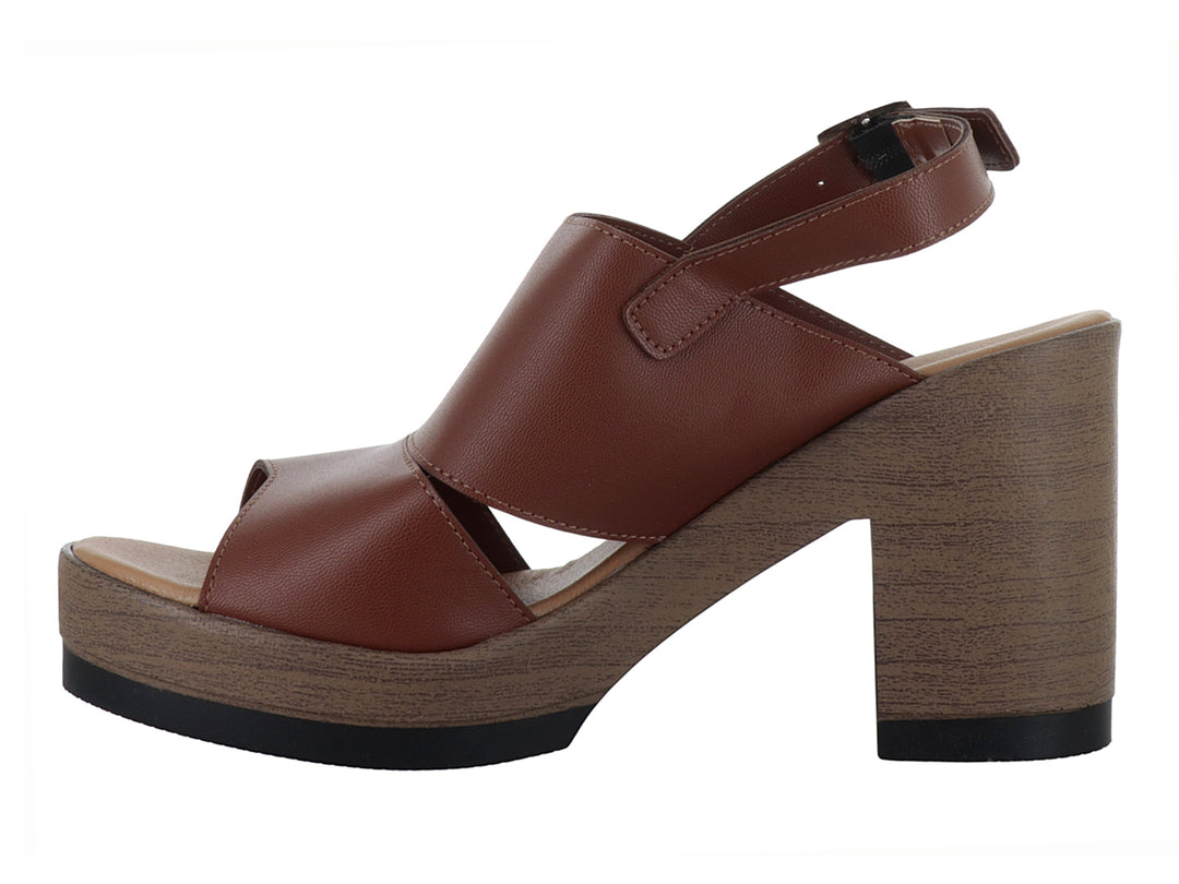 Sandalia de plataforma color tan con tacón cuadrado efecto madera y correa ajustable.