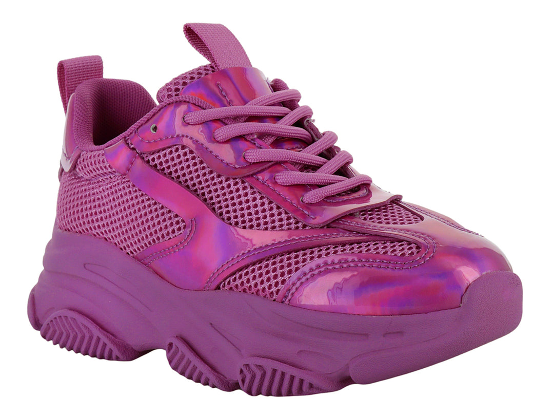 Tenis deportivos Steve Madden para niños en color rosa iridiscente con suela gruesa y detalles de malla.