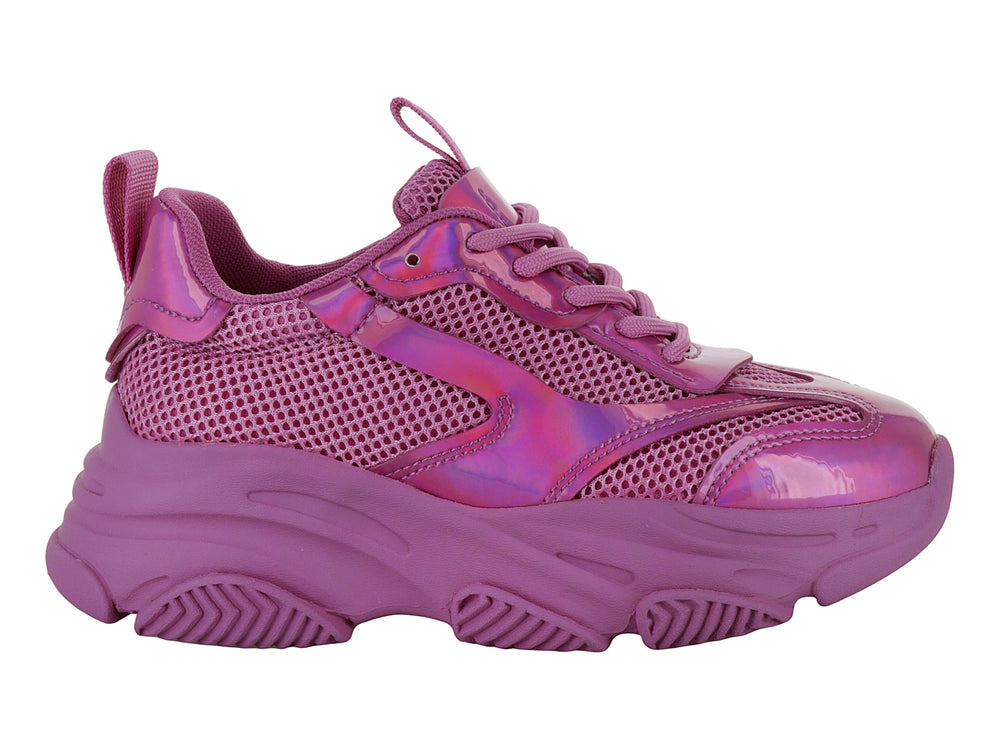 Tenis deportivos Steve Madden para niños en color rosa iridiscente con suela gruesa y detalles de malla.