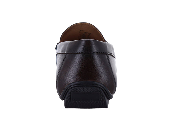 Zapato mocasín de cuero marrón con detalle de herraje metálico plateado en la parte superior.