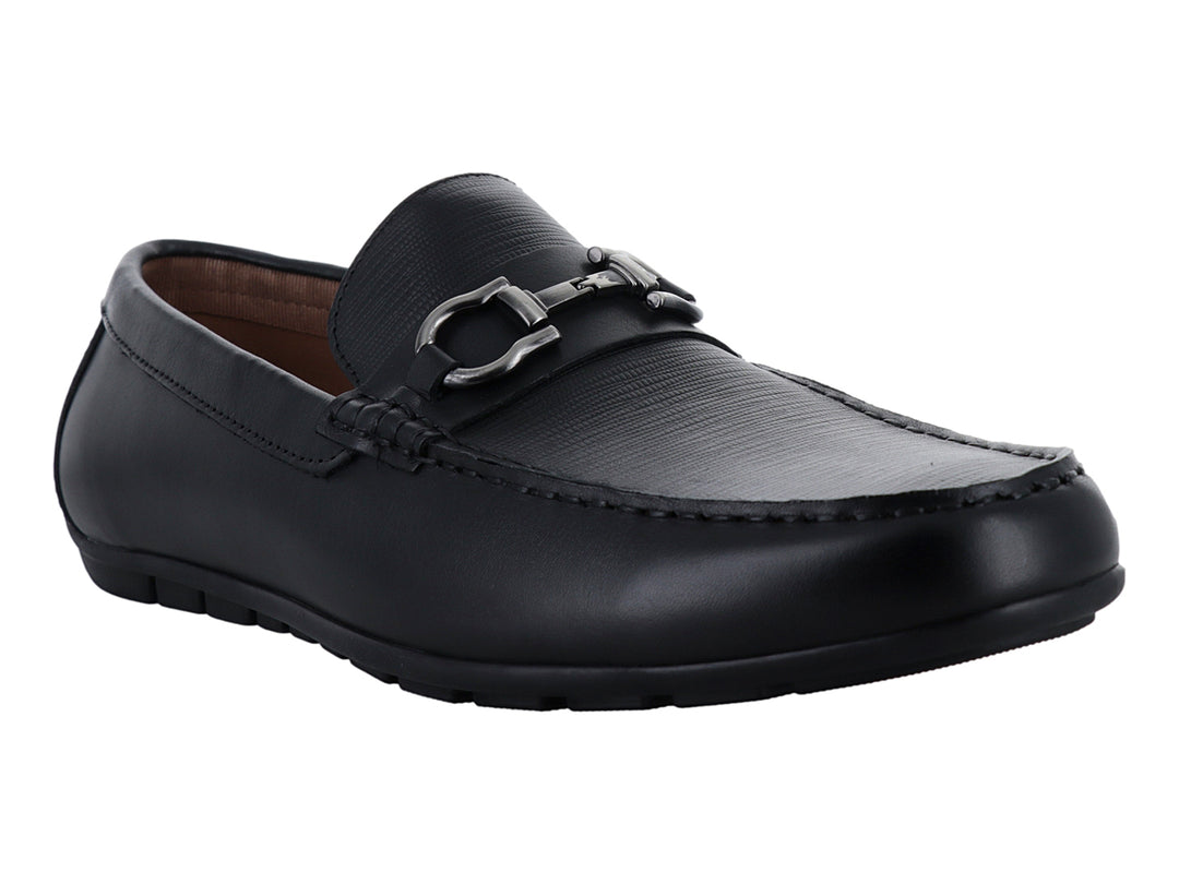Zapato mocasín de cuero negro con herraje metálico plateado en la parte superior.
