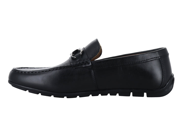 Zapato mocasín de cuero negro con herraje metálico plateado en la parte superior.