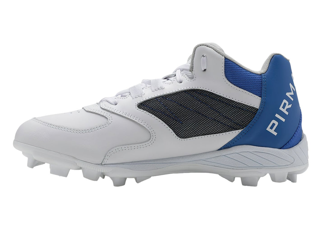 Zapato de beisbol Pirma color blanco con detalles en azul y gris y suela de tacos.
