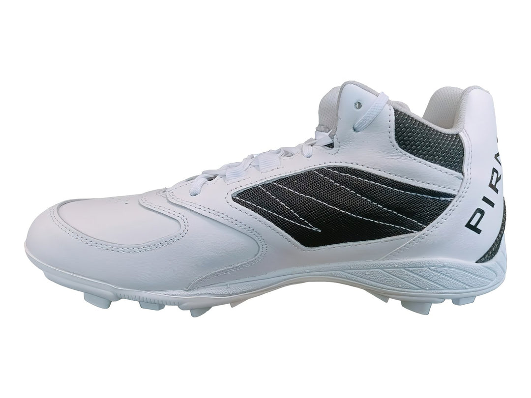 Zapato de béisbol marca Pirma en colores blanco y negro con suela de tacos.