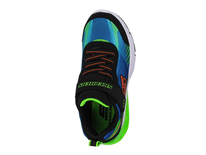 Tenis deportivos SKECHERS para niño en colores azul, verde neón y negro con cierre de velcro.
