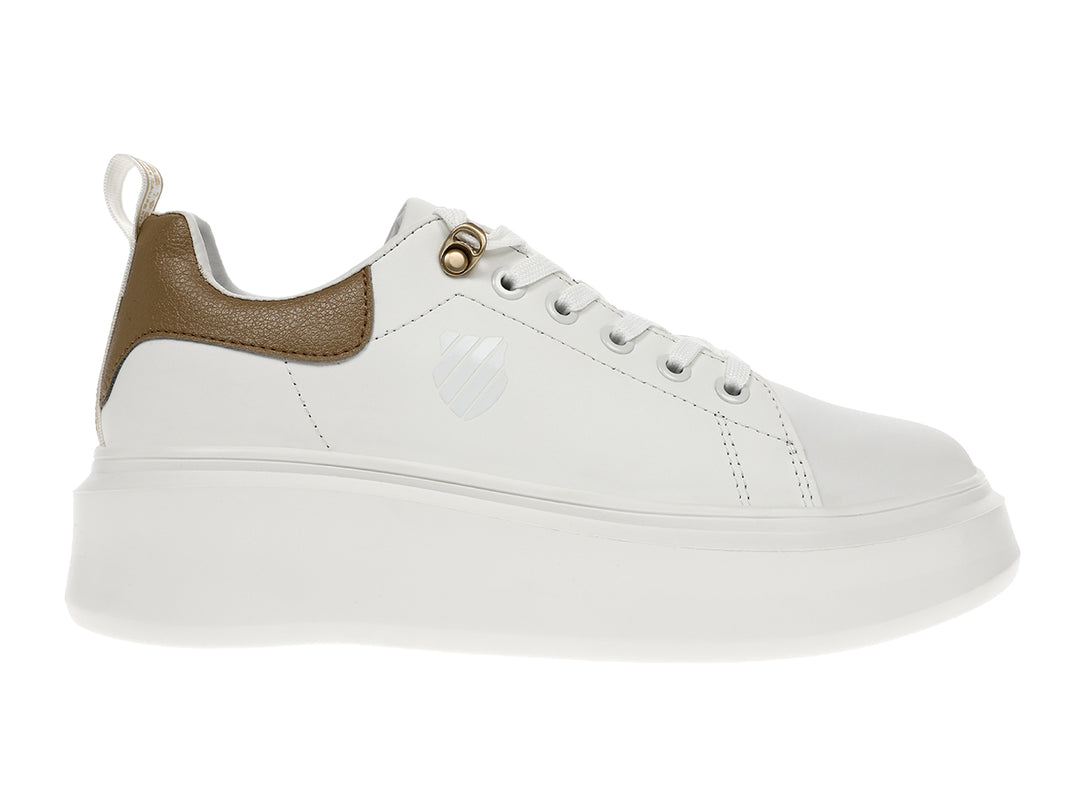 Tenis K-Swiss blancos de plataforma con detalles en color dorado en el talón y ojete superior.