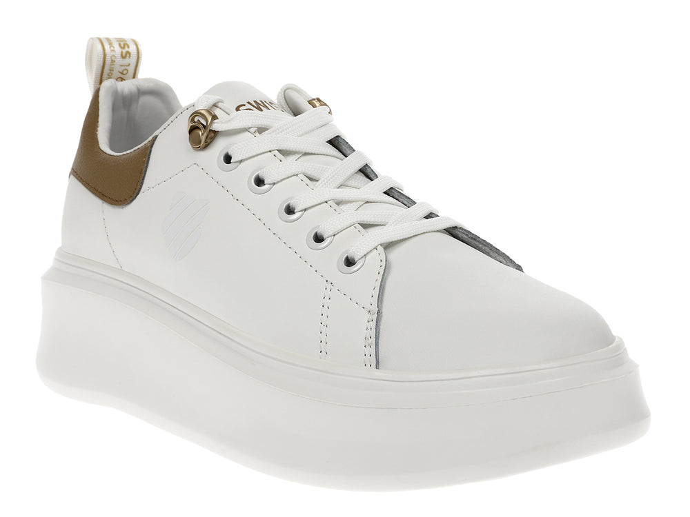 Tenis K-Swiss blancos de plataforma con detalles en color dorado en el talón y ojete superior.
