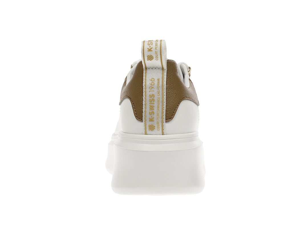 Tenis K-Swiss blancos de plataforma con detalles en color dorado en el talón y ojete superior.
