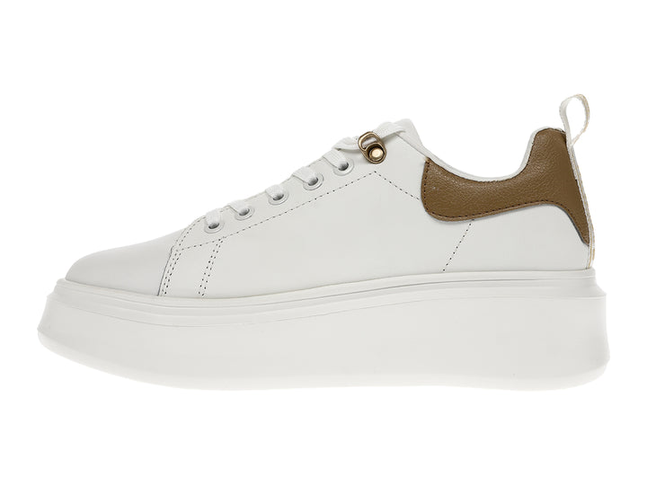 Tenis K-Swiss blancos de plataforma con detalles en color dorado en el talón y ojete superior.