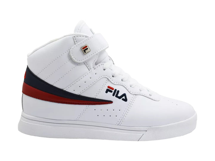 Tenis botín FILA color blanco con franjas azul marino y rojo, cierre de agujetas y correa de velcro superior.
