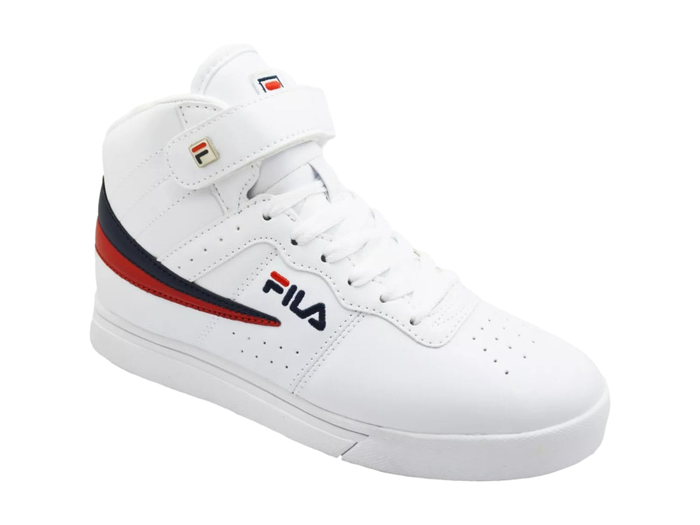 Tenis botín FILA color blanco con franjas azul marino y rojo, cierre de agujetas y correa de velcro superior.