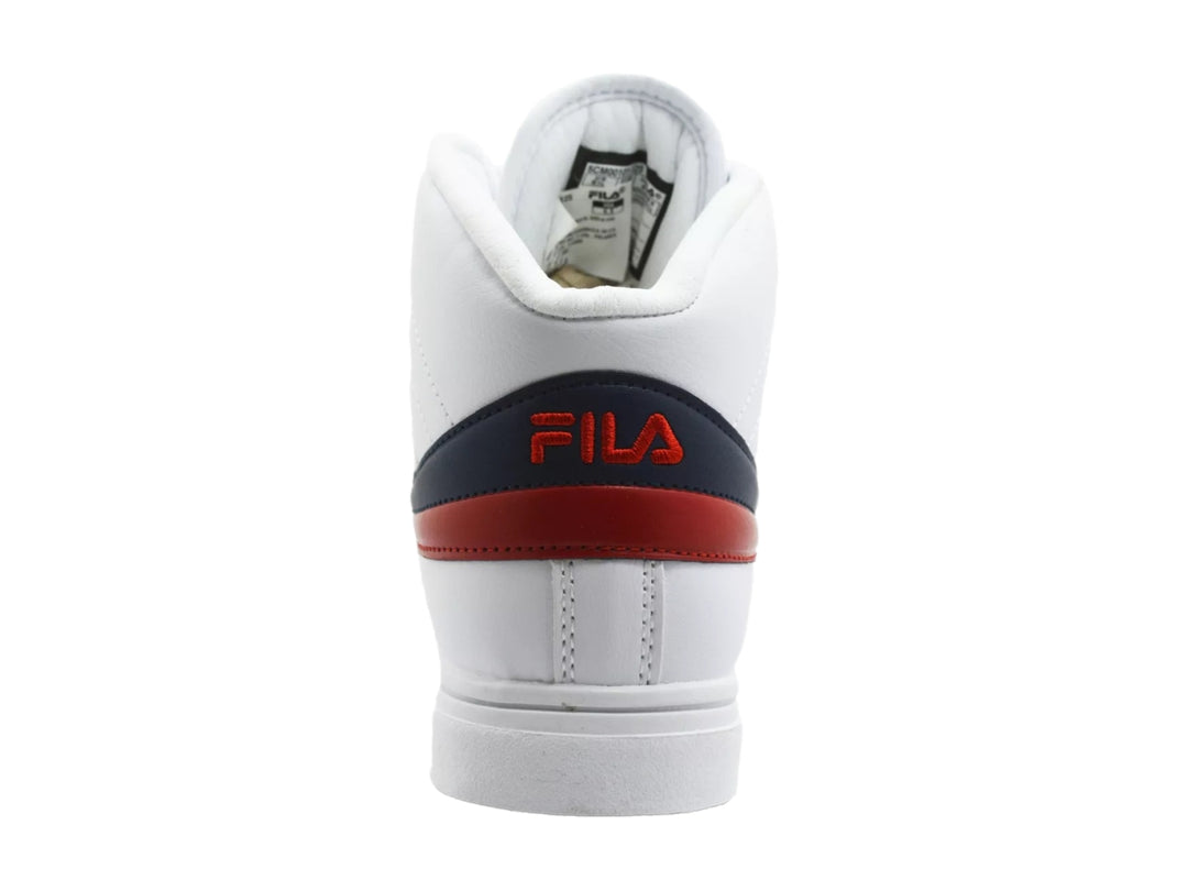 Tenis botín FILA color blanco con franjas azul marino y rojo, cierre de agujetas y correa de velcro superior.