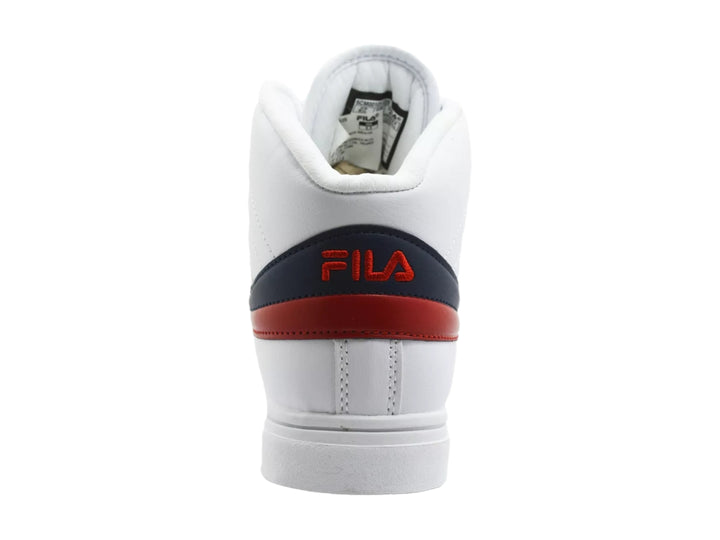 Tenis botín FILA color blanco con franjas azul marino y rojo, cierre de agujetas y correa de velcro superior.