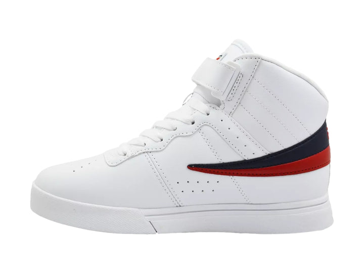 Tenis botín FILA color blanco con franjas azul marino y rojo, cierre de agujetas y correa de velcro superior.