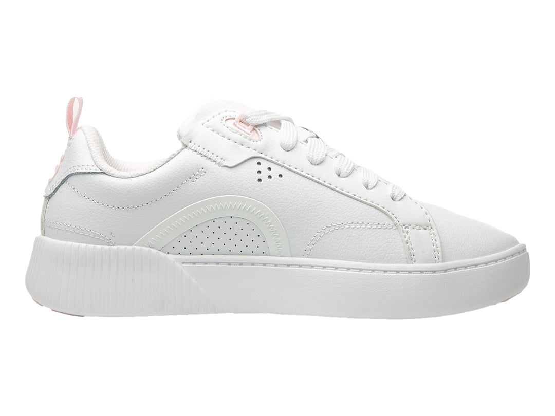 Tenis FILA blancos con detalles en rosa pálido y suela de plataforma blanca.