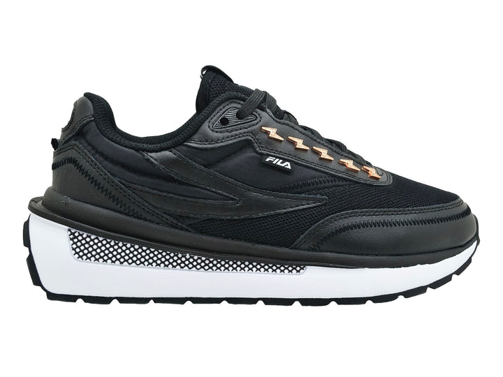 Tenis FILA color negro con suela blanca gruesa y detalles en oro rosa en los ojales.