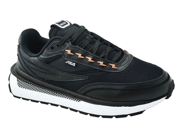Tenis FILA color negro con suela blanca gruesa y detalles en oro rosa en los ojales.