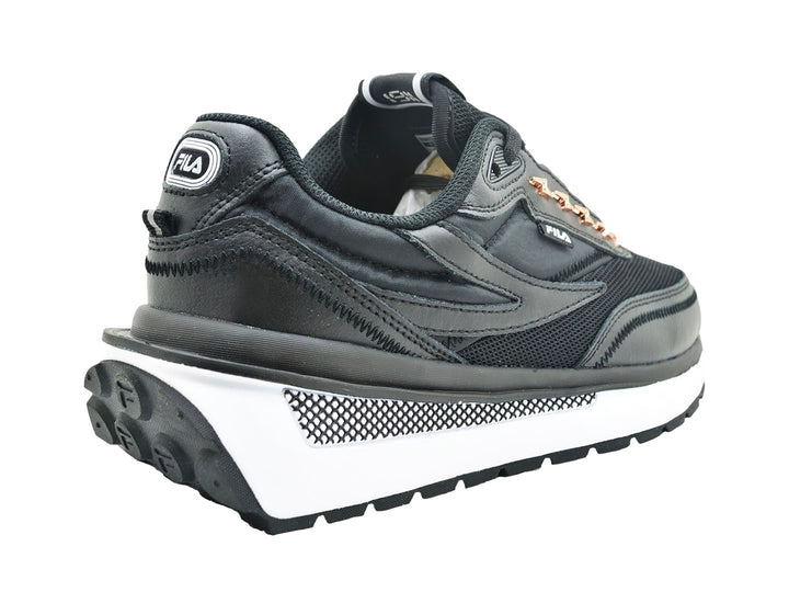 Tenis FILA color negro con suela blanca gruesa y detalles en oro rosa en los ojales.