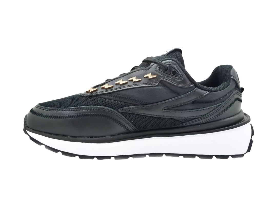 Tenis FILA color negro con suela blanca gruesa y detalles en oro rosa en los ojales.