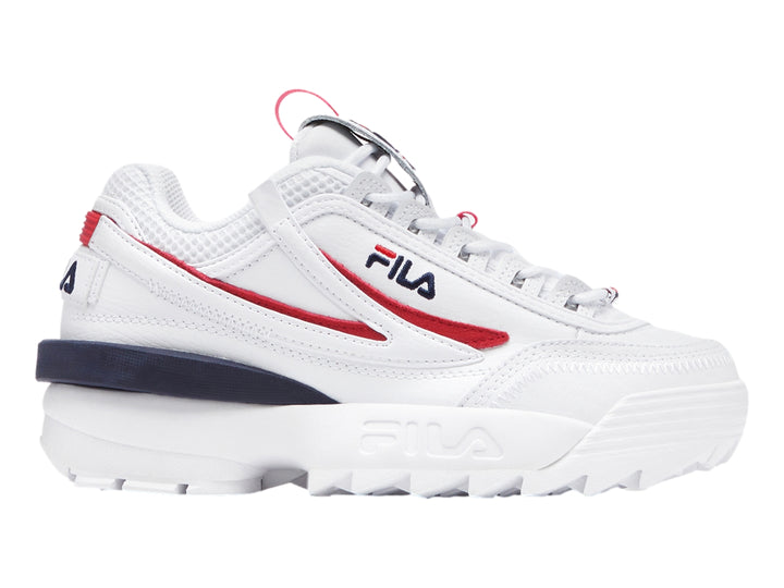 Tenis deportivos FILA blancos con detalles en rojo y azul marino y suela robusta dentada.
