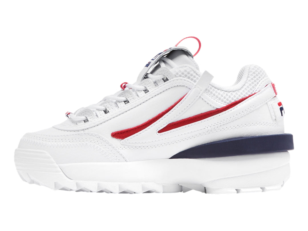 Tenis deportivos FILA blancos con detalles en rojo y azul marino y suela robusta dentada.