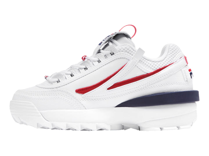 Tenis deportivos FILA blancos con detalles en rojo y azul marino y suela robusta dentada.