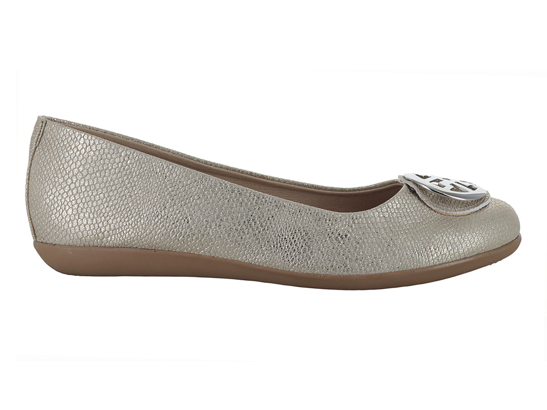 Zapatos planos color oro con textura de piel de serpiente y detalle decorativo en la punta.