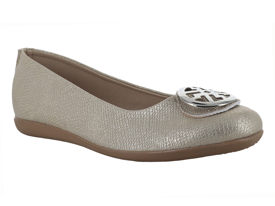 Zapatos planos color oro con textura de piel de serpiente y detalle decorativo en la punta.