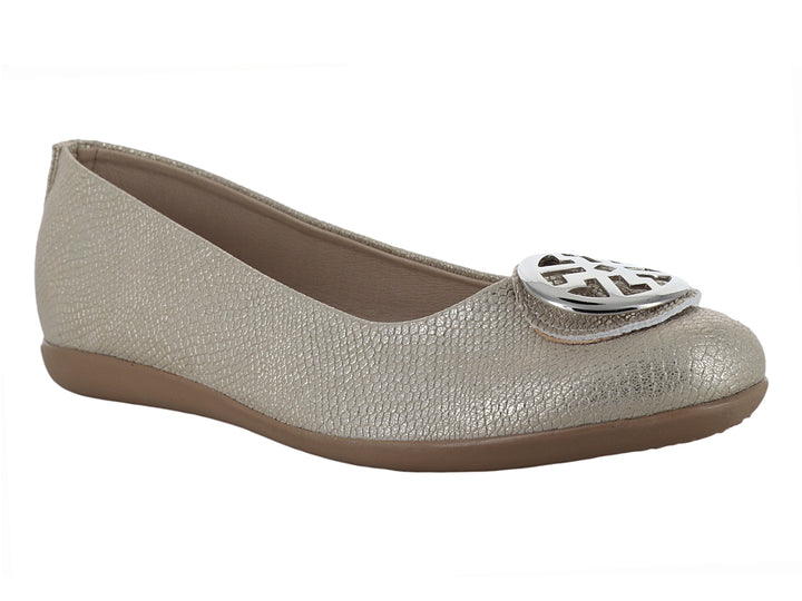 Zapatos planos color oro con textura de piel de serpiente y detalle decorativo en la punta.