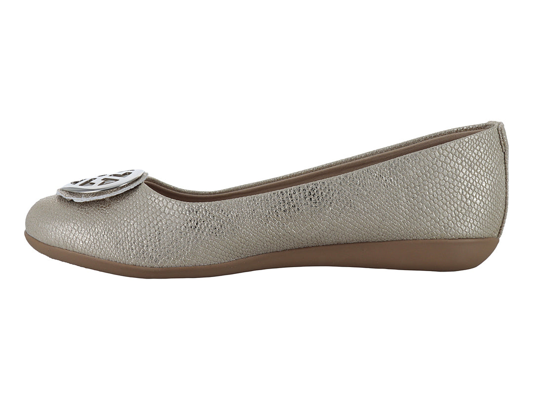 Zapatos planos color oro con textura de piel de serpiente y detalle decorativo en la punta.