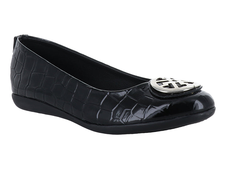 Zapato plano negro con textura de cocodrilo y detalle metálico en la punta.