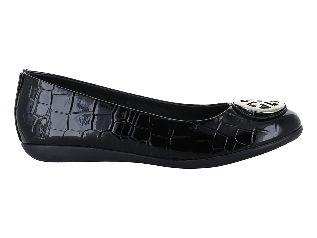 Zapato plano negro con textura de cocodrilo y detalle metálico en la punta.