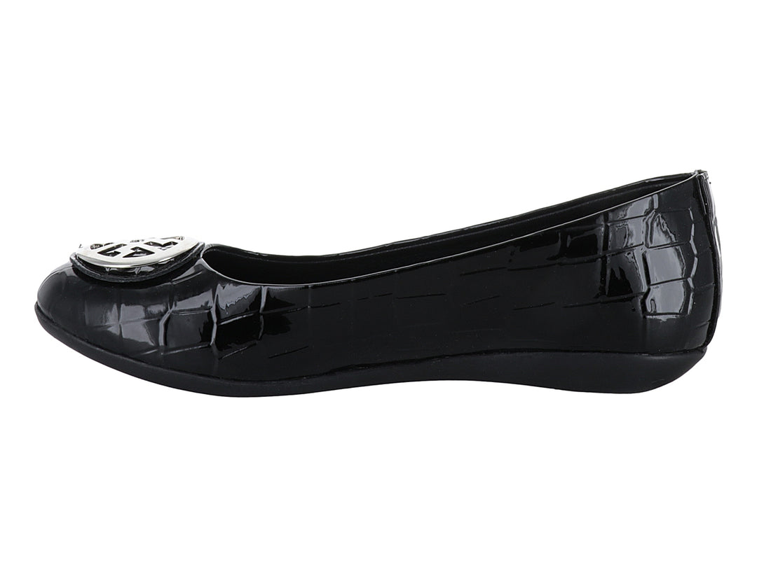 Zapato plano negro con textura de cocodrilo y detalle metálico en la punta.