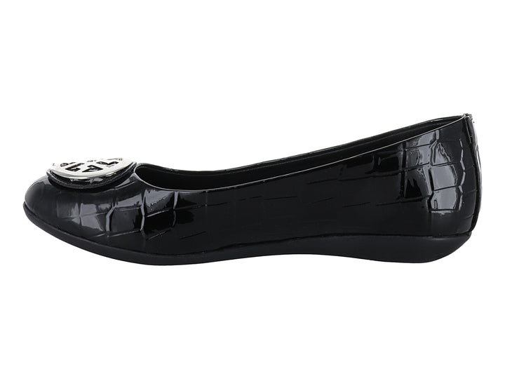 Zapato plano negro con textura de cocodrilo y detalle metálico en la punta.