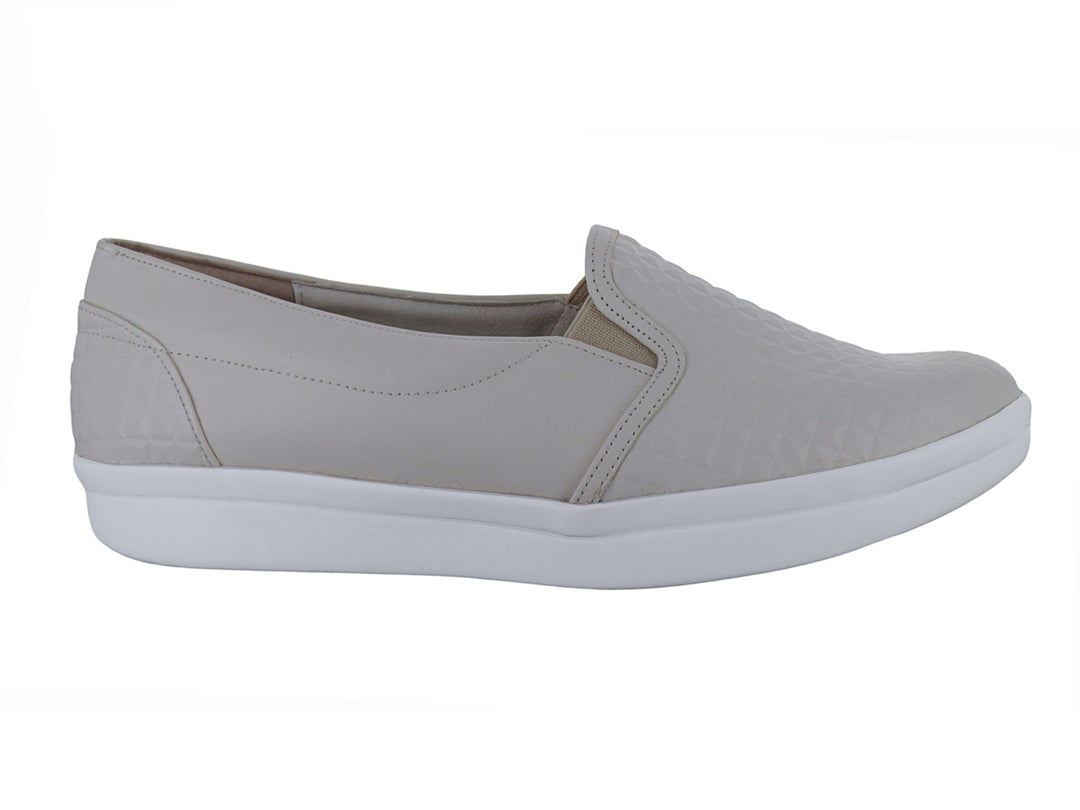 Zapato plano para mujer marca Clinton en color latte con suela blanca y textura geométrica en la parte superior.