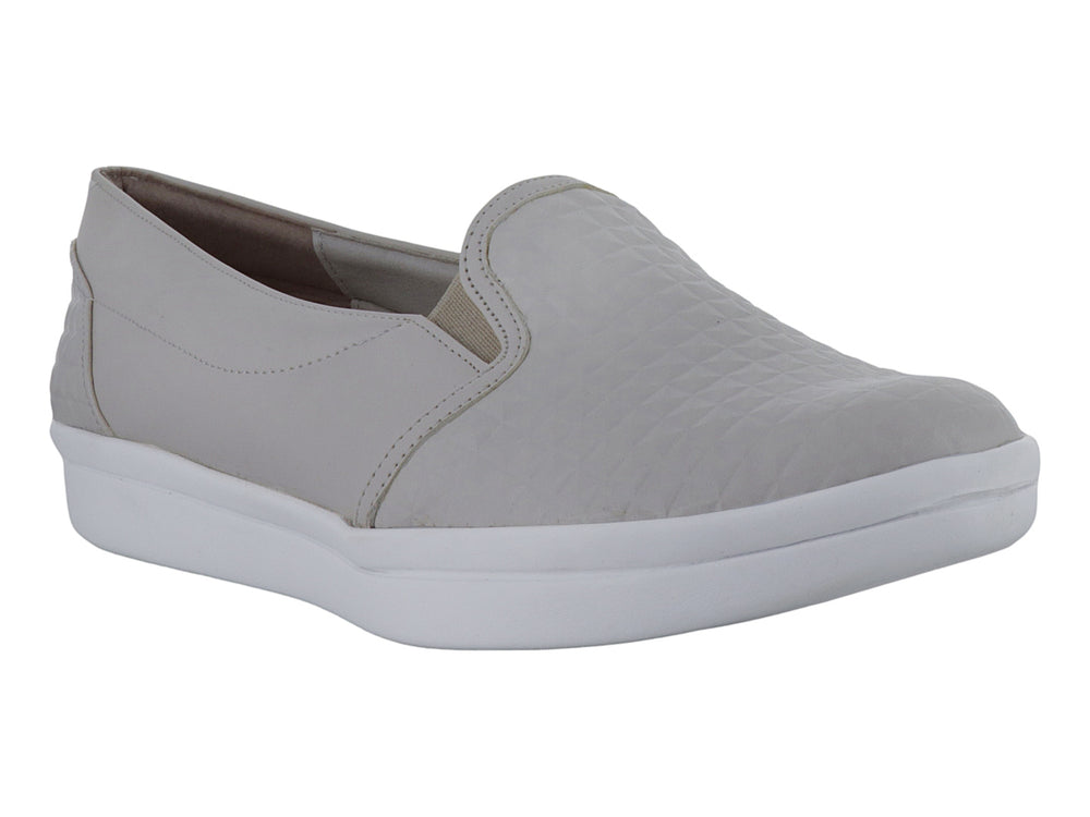 Zapato plano para mujer marca Clinton en color latte con suela blanca y textura geométrica en la parte superior.