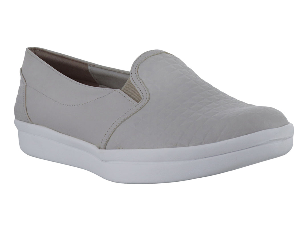 Zapato plano para mujer marca Clinton en color latte con suela blanca y textura geométrica en la parte superior.