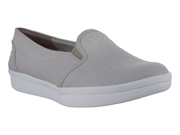 Zapato plano para mujer marca Clinton en color latte con suela blanca y textura geométrica en la parte superior.