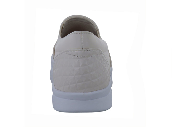 Zapato plano para mujer marca Clinton en color latte con suela blanca y textura geométrica en la parte superior.
