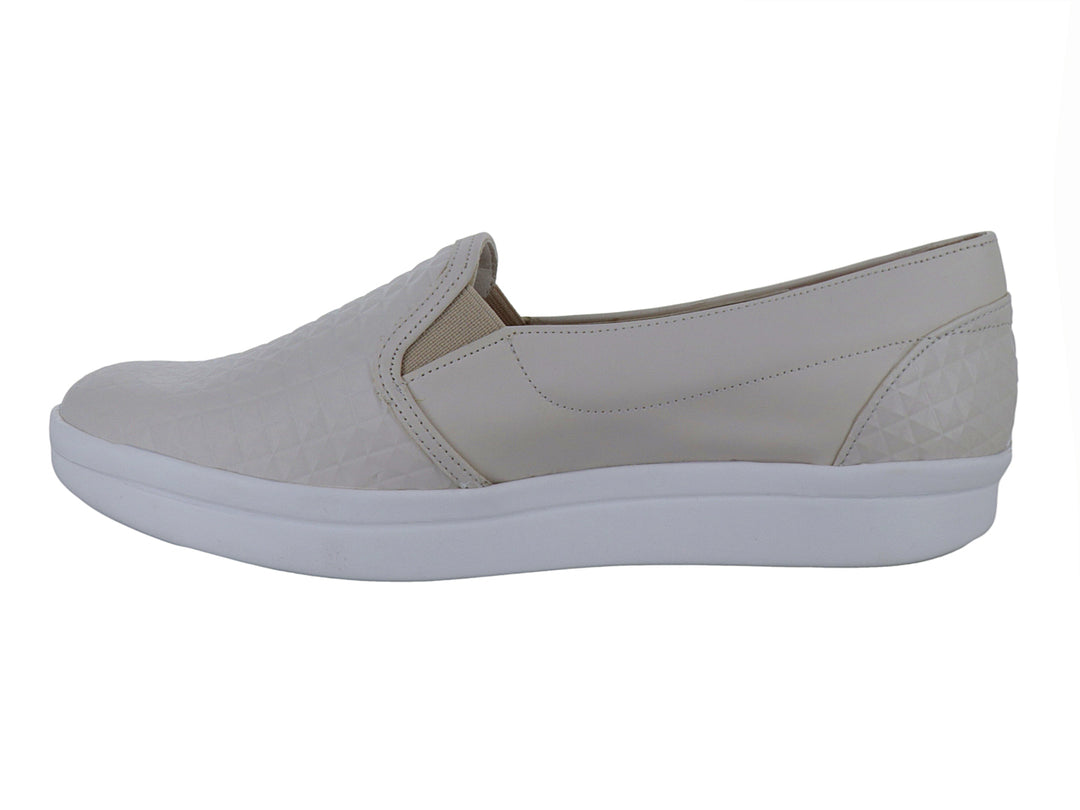 Zapato plano para mujer marca Clinton en color latte con suela blanca y textura geométrica en la parte superior.