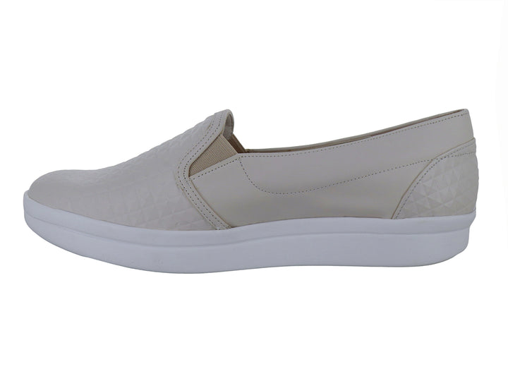 Zapato plano para mujer marca Clinton en color latte con suela blanca y textura geométrica en la parte superior.