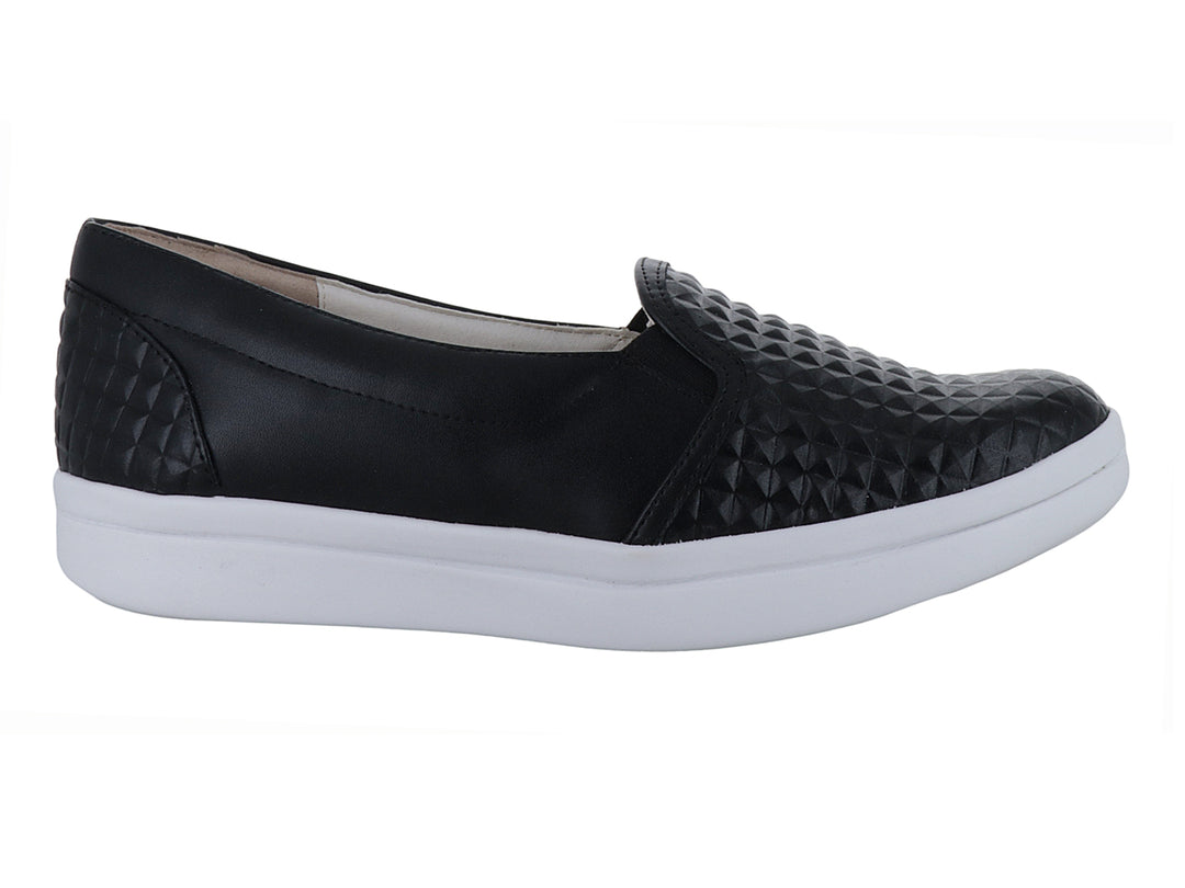 Zapato plano negro con suela blanca y detalles de textura geométrica en la punta y el talón.