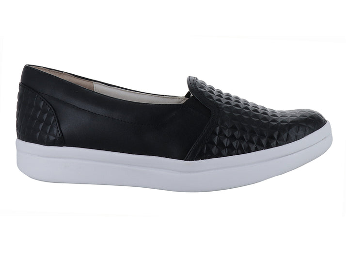 Zapato plano negro con suela blanca y detalles de textura geométrica en la punta y el talón.